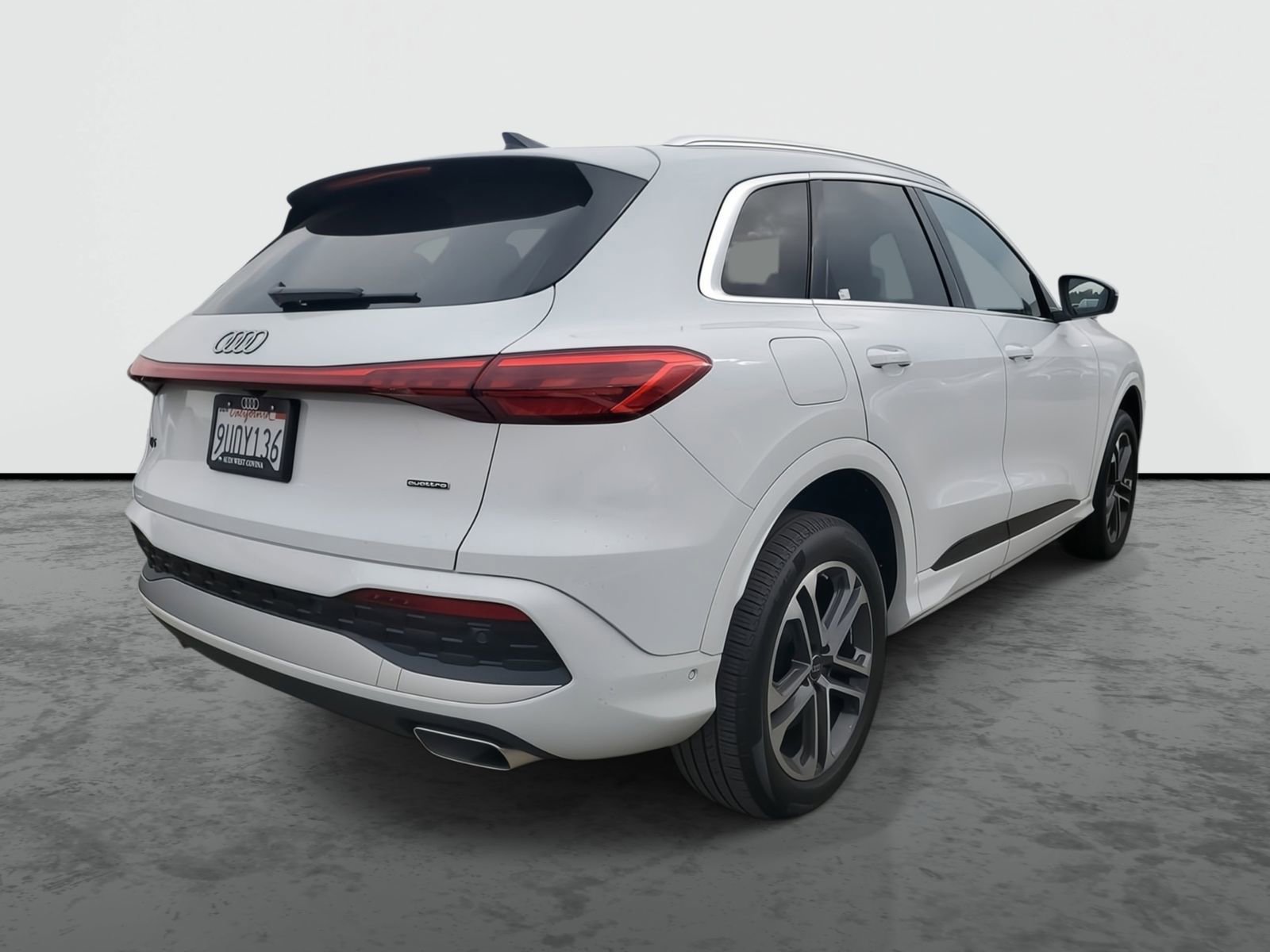 Used 2025 Audi Q5 Premium w/ Convenience Package image 4