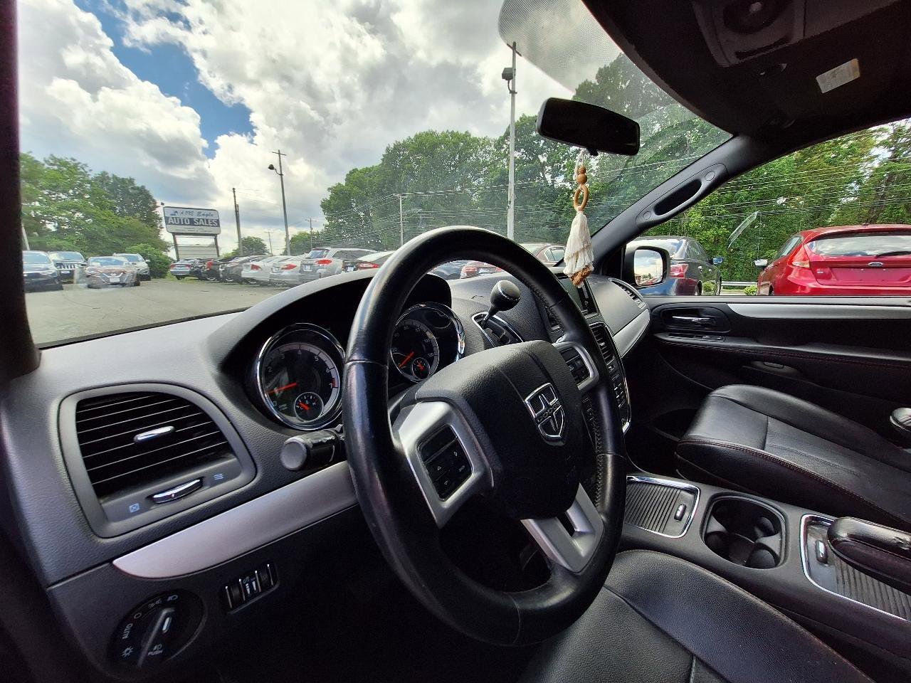 Used 2014 Dodge Grand Caravan R/T image 19
