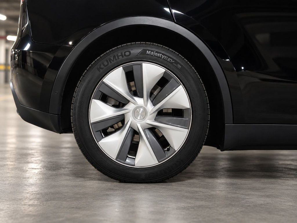 Used 2023 Tesla Model Y Long Range AWD/4WD image 44