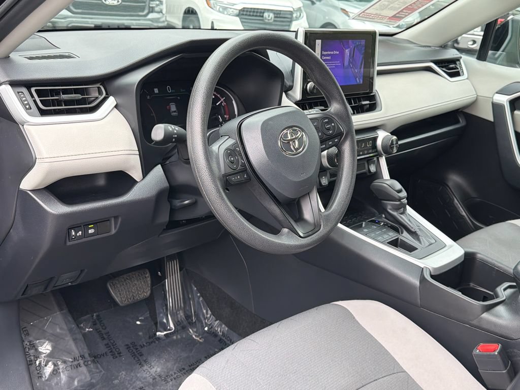 Used 2025 Toyota RAV4 XLE AWD/4WD image 19