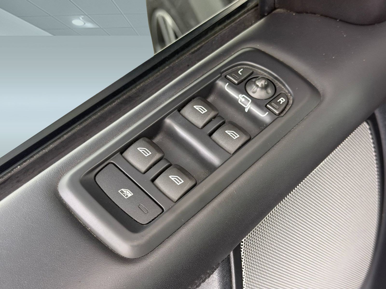 Used 2015 Land Rover LR4 HSE LUX AWD/4WD image 13