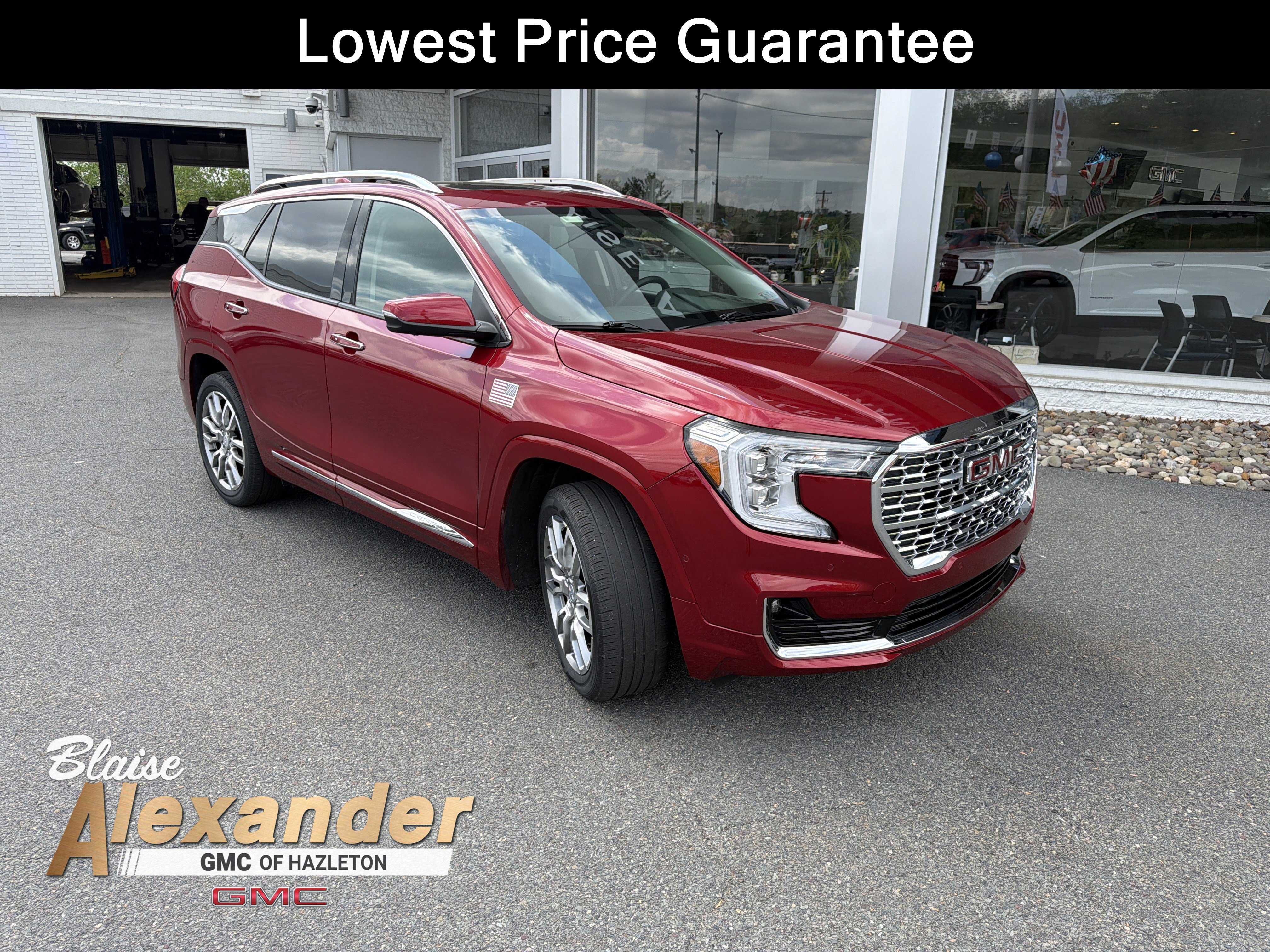 Used 2023 GMC Terrain Denali w/ Denali Premium Package AWD/4WD image 1