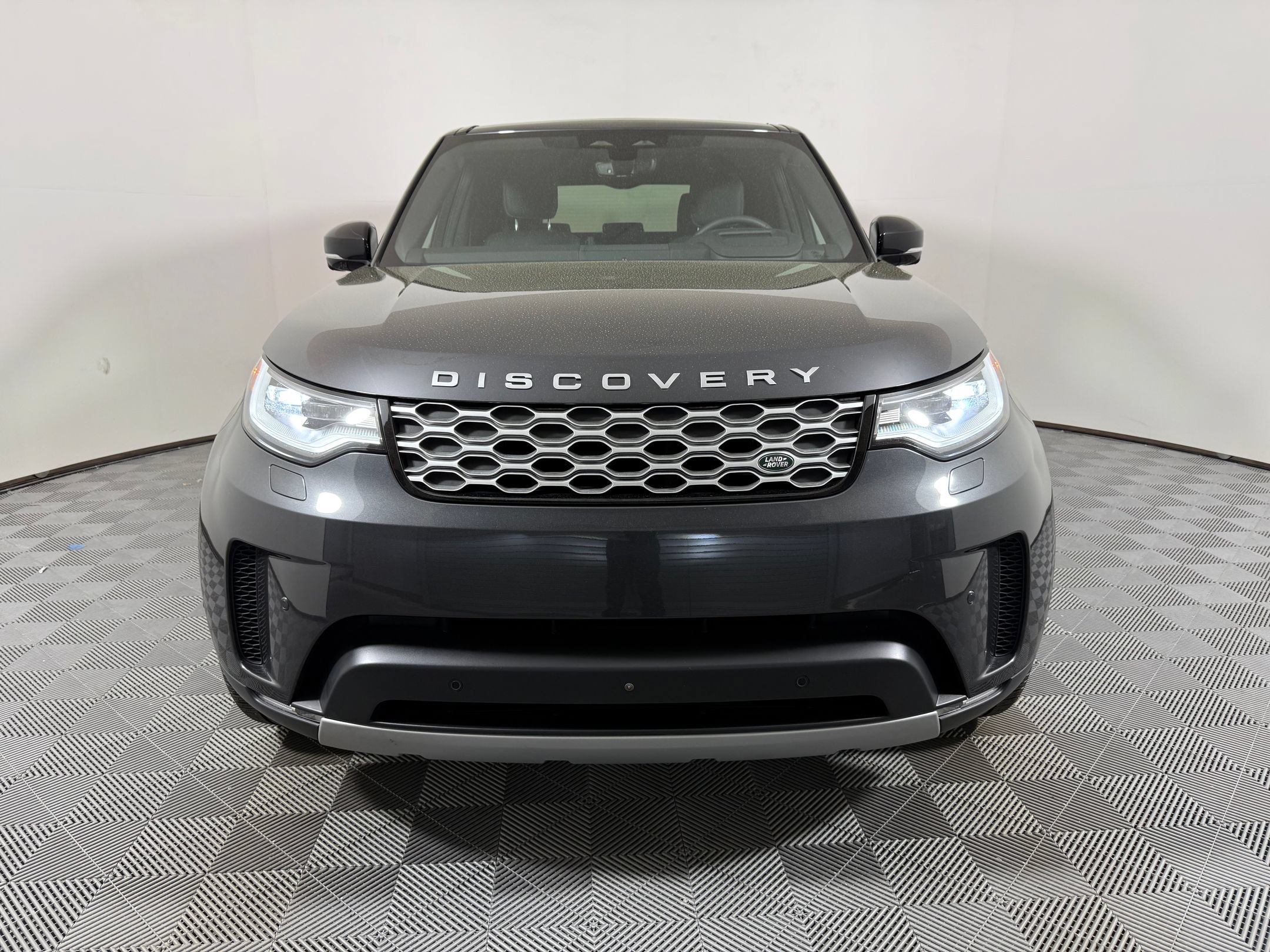 Used 2025 Land Rover Discovery S AWD/4WD image 6