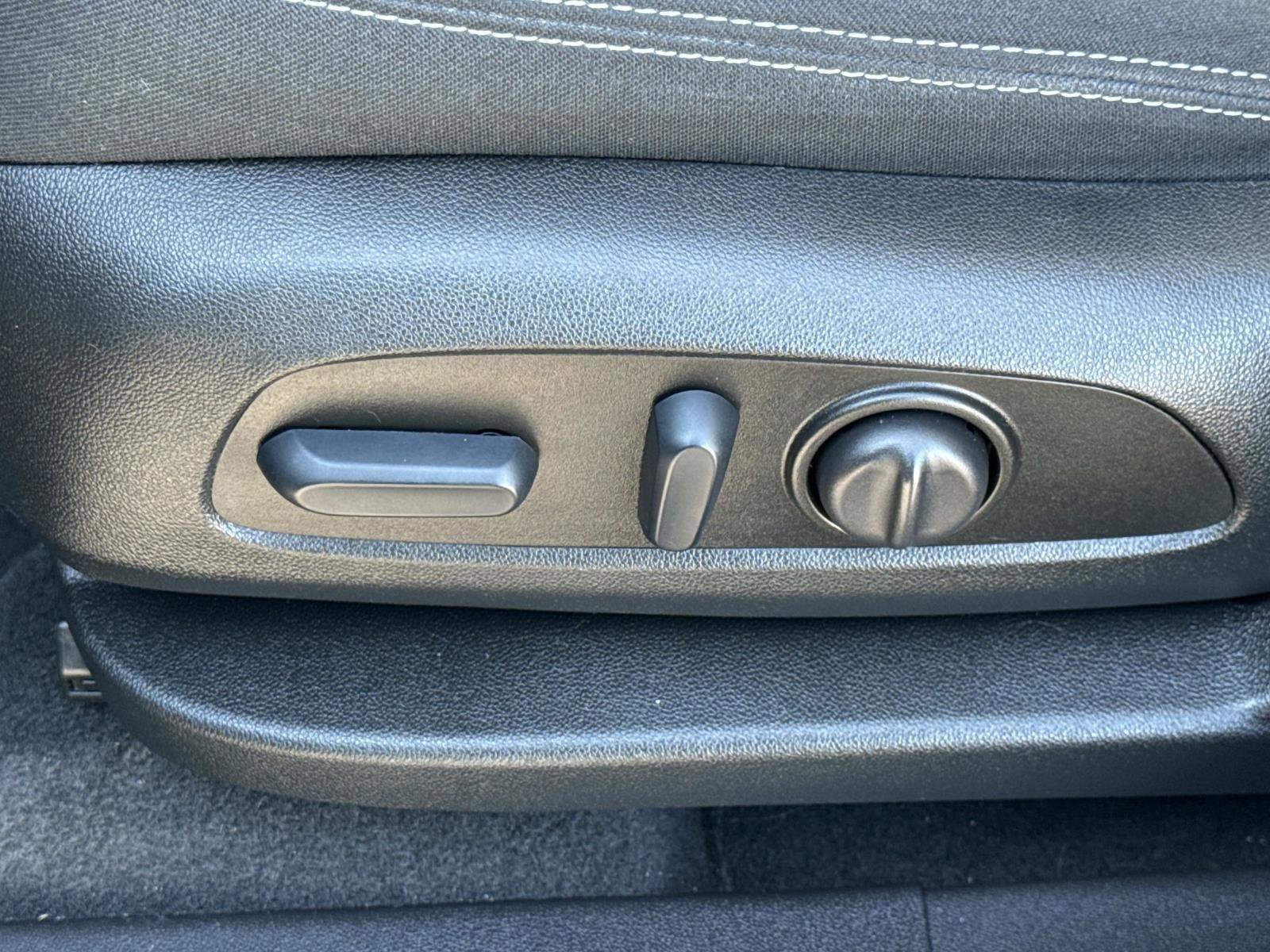 Used 2023 GMC Terrain SLE w/ Driver Convenience Package image 15