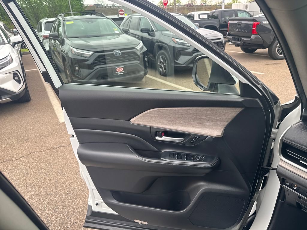 Used 2024 Toyota Grand Highlander AWD image 34