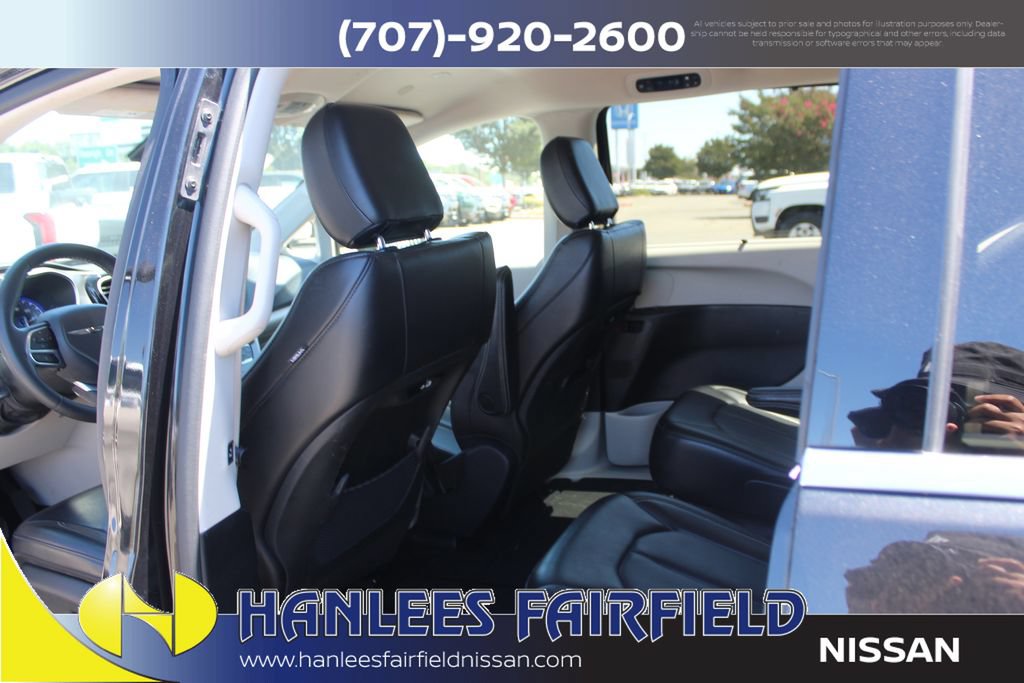 Used 2023 Chrysler Pacifica Touring-L FWD image 17