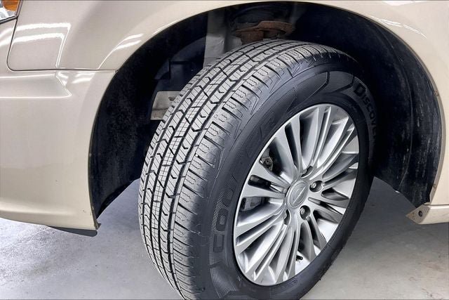 Used 2014 Chrysler Town & Country Touring-L w/ Trailer Tow Group FWD image 33