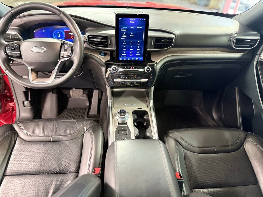 Used 2023 Ford Explorer Platinum w/ Technology Package AWD/4WD image 2