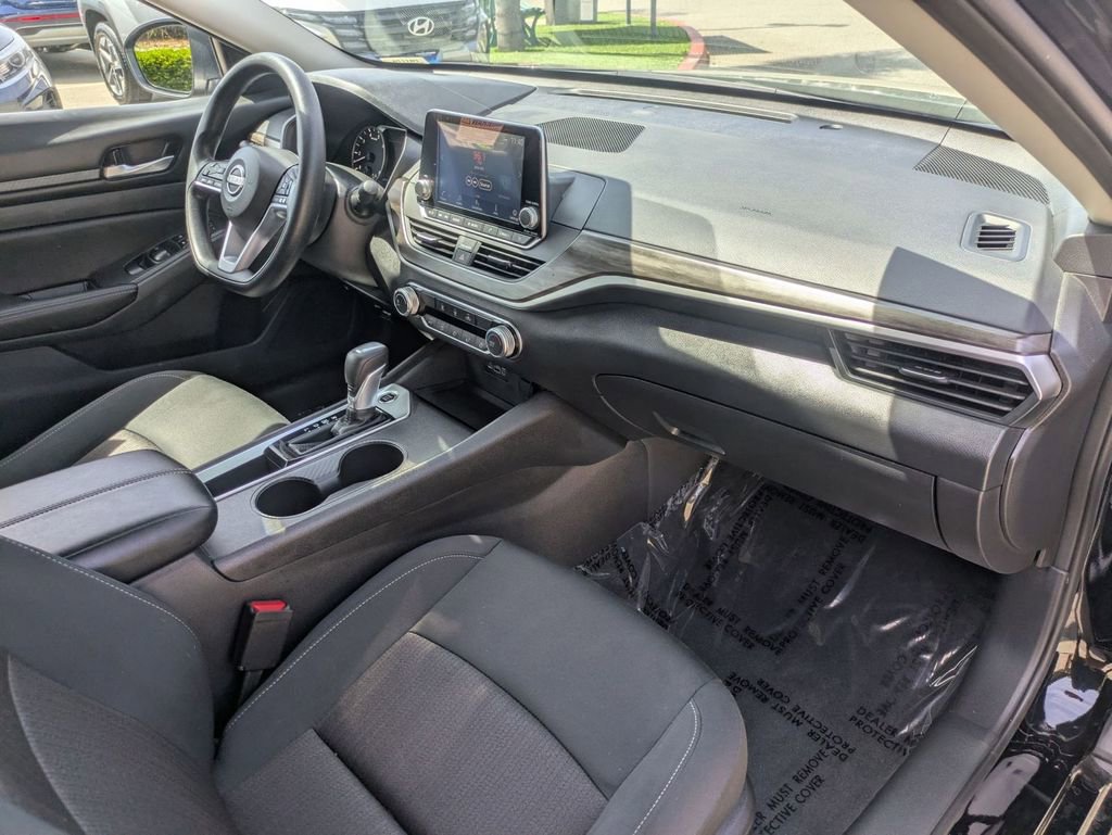 Used 2025 Nissan Altima 2.5 SV image 30