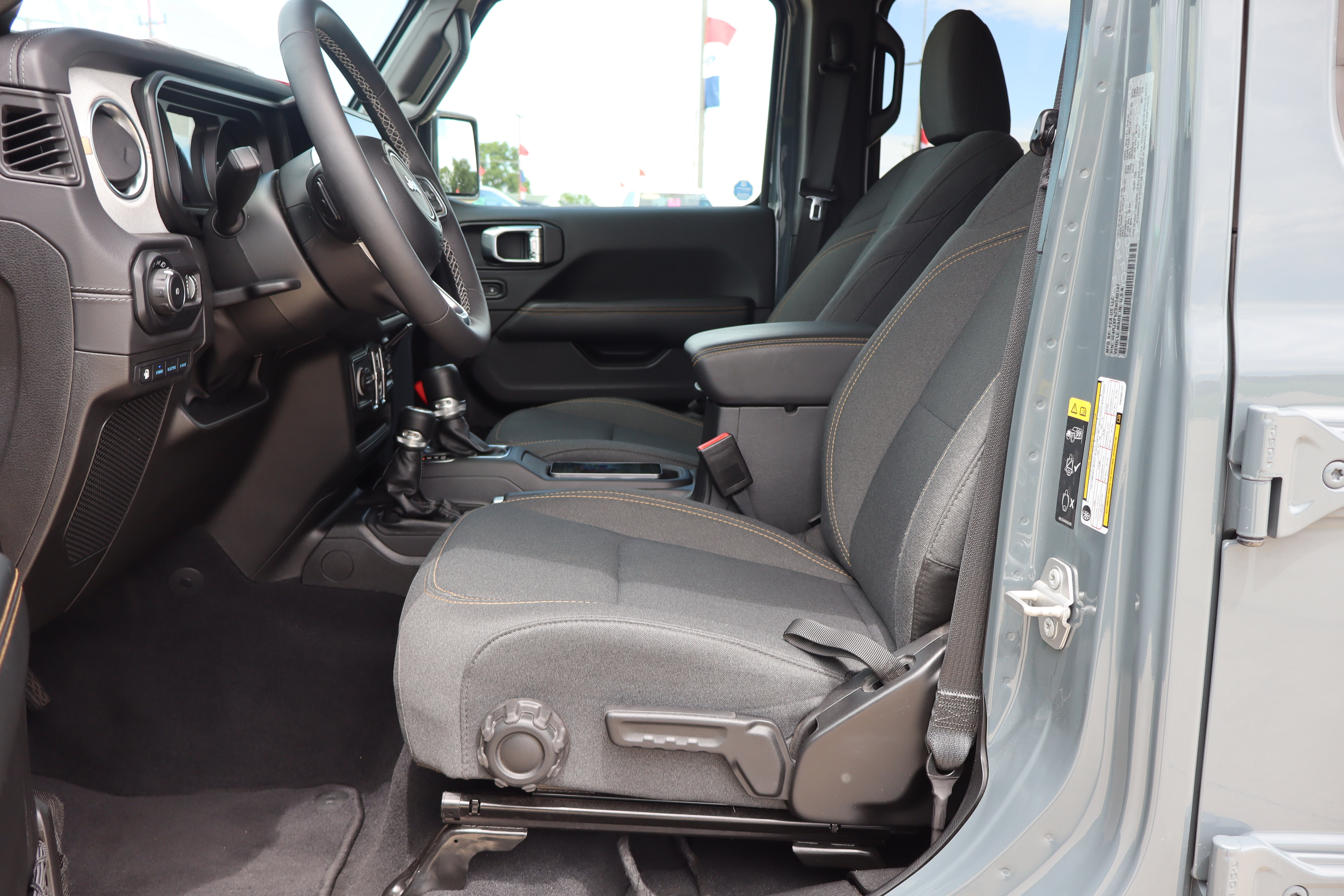 Used 2025 Jeep Wrangler Unlimited Sahara w/ Safety Group AWD/4WD image 9