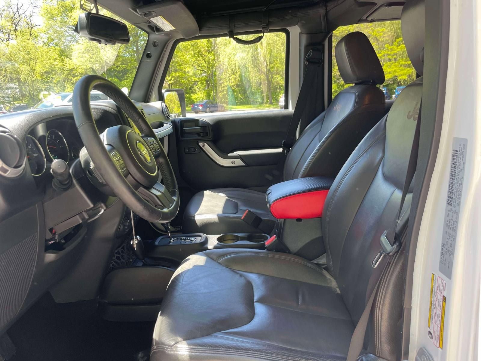 Used 2015 Jeep Wrangler Unlimited Sahara w/ Connectivity Group AWD/4WD image 15