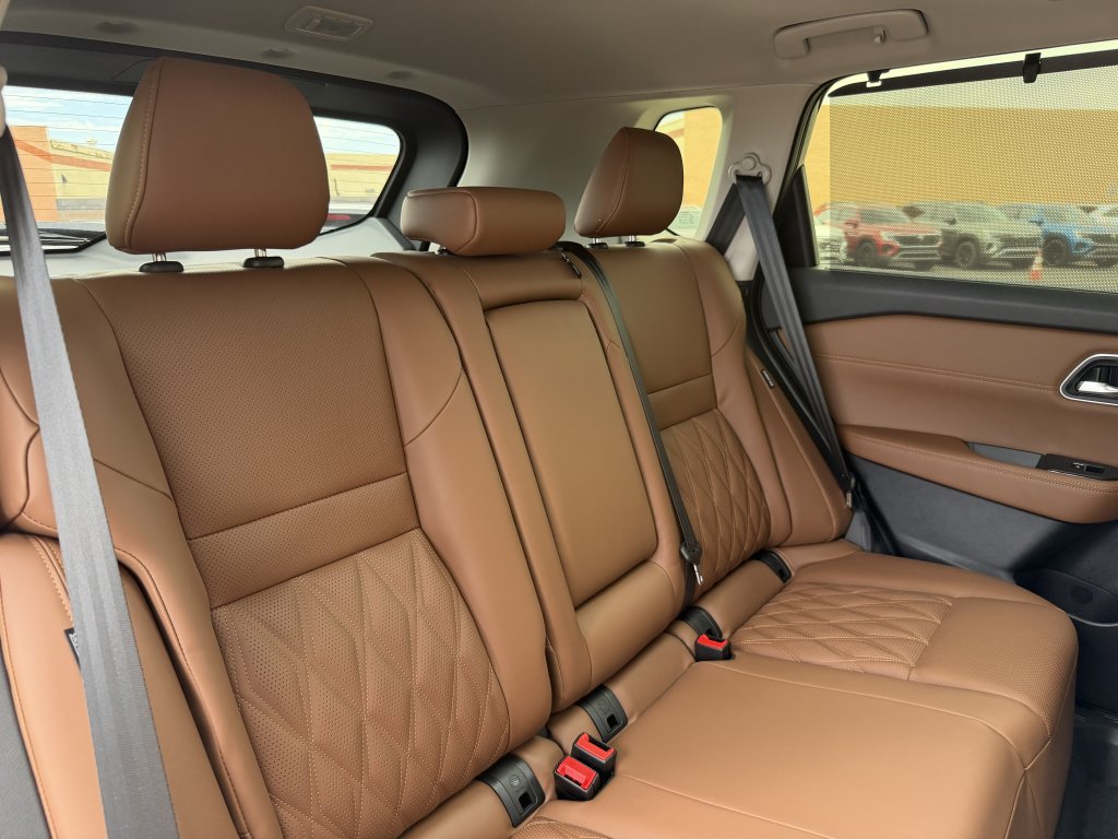 Used 2025 Nissan Rogue Platinum w/ Platinum Premium Package FWD image 43