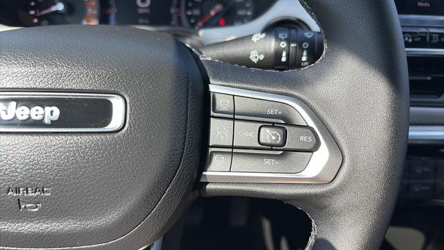 Used 2025 Jeep Compass Limited image 27