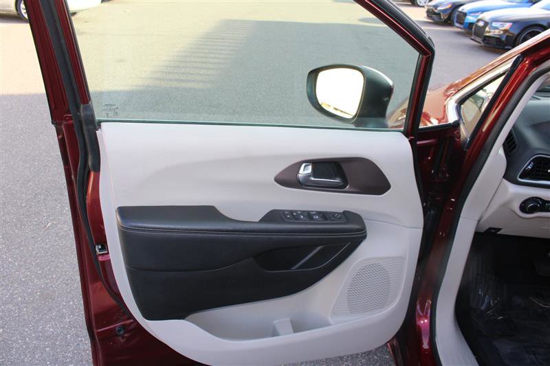 Used 2023 Chrysler Voyager LX image 12