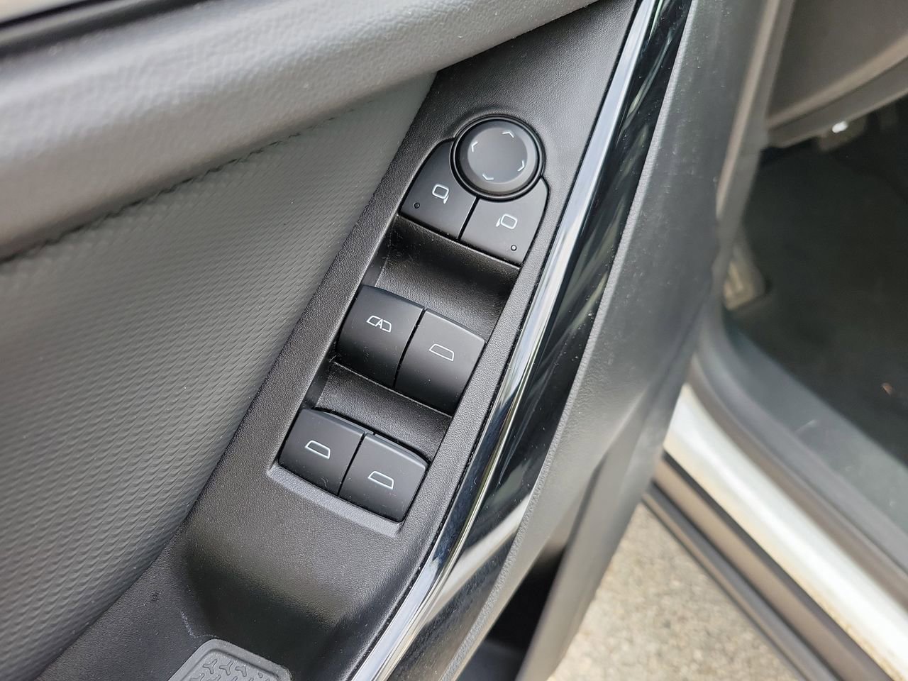 Used 2025 Chevrolet Equinox LT FWD image 13