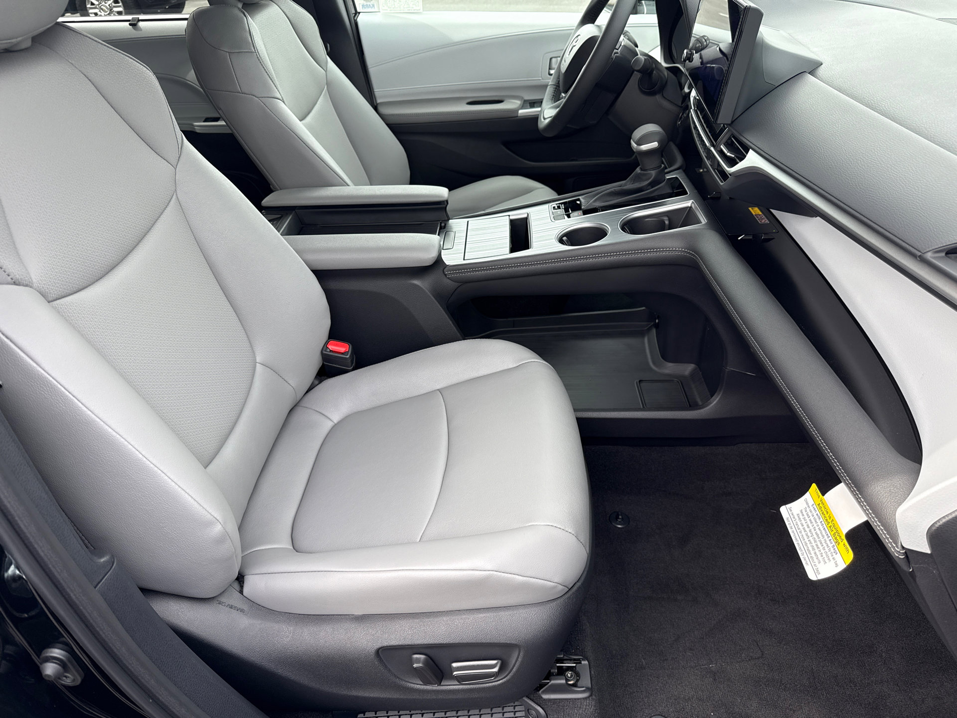 Used 2026 Toyota Sienna XLE FWD image 14