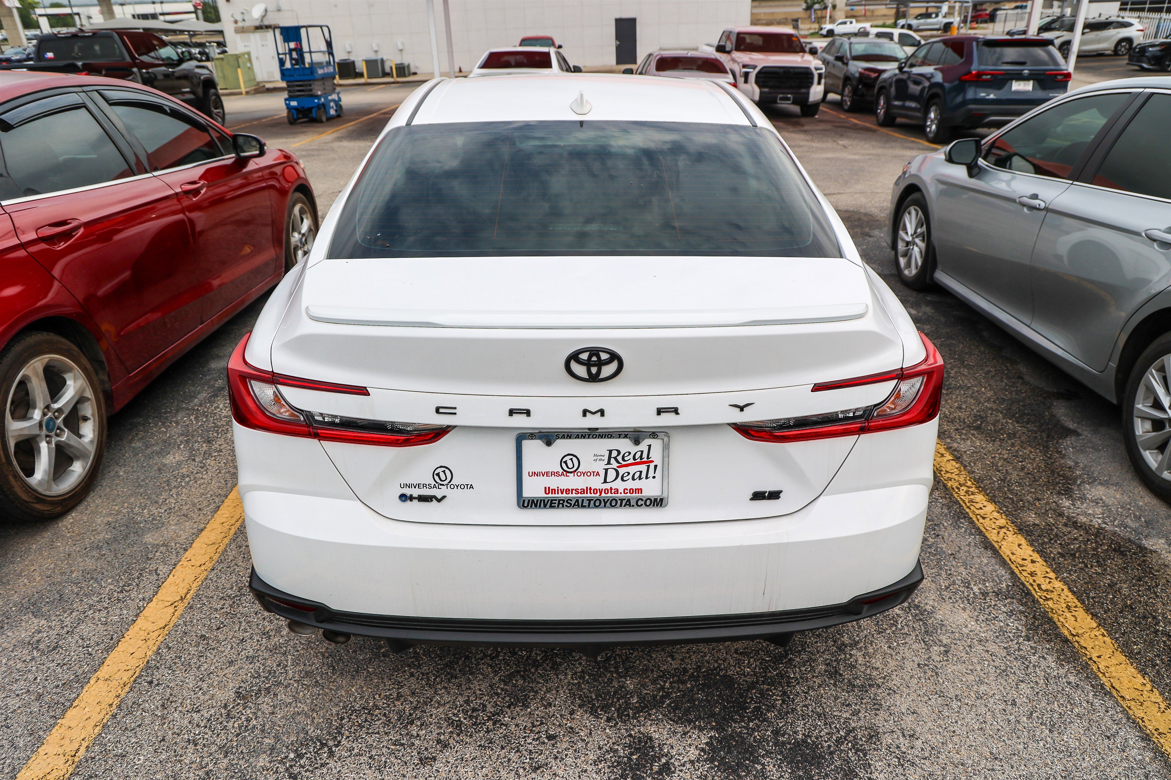 Used 2025 Toyota Camry SE w/ Convenience Package FWD image 9