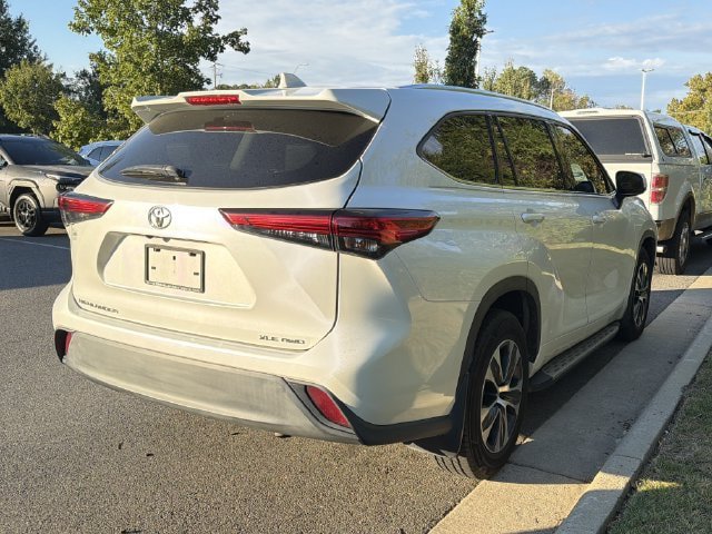 Used 2021 Toyota Highlander XLE AWD/4WD image 4