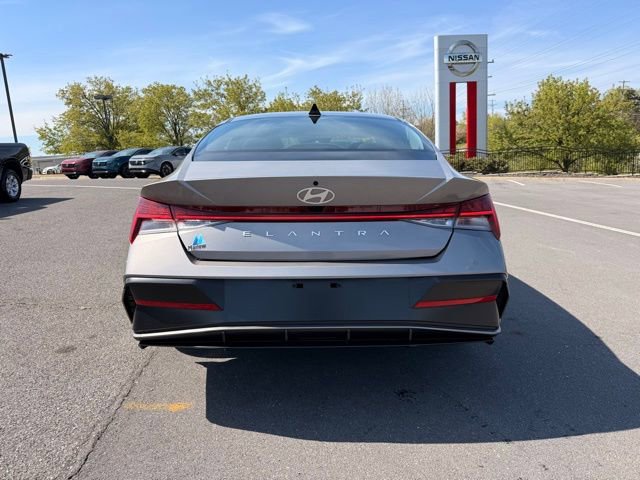 Used 2024 Hyundai Elantra SEL w/ Convenience Package image 6