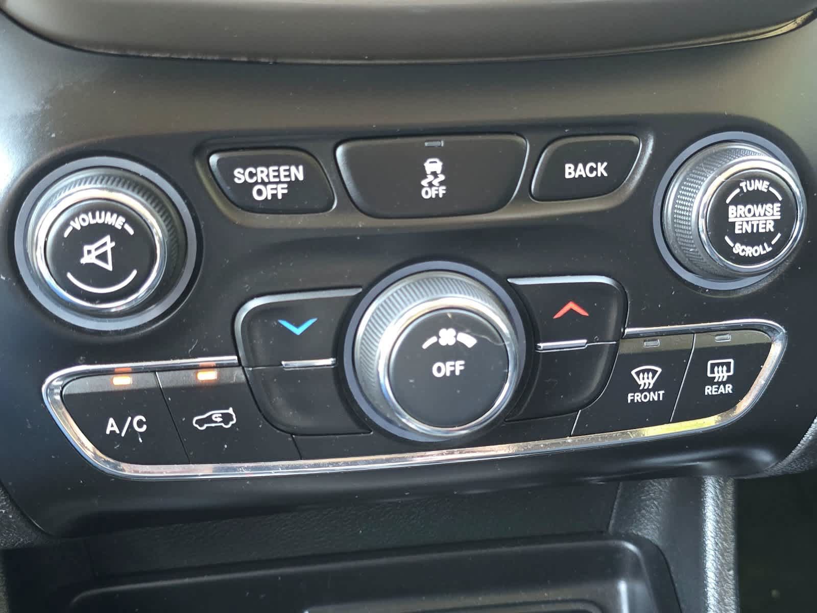 Used 2015 Jeep Cherokee Latitude w/ Cold Weather Group AWD/4WD image 15