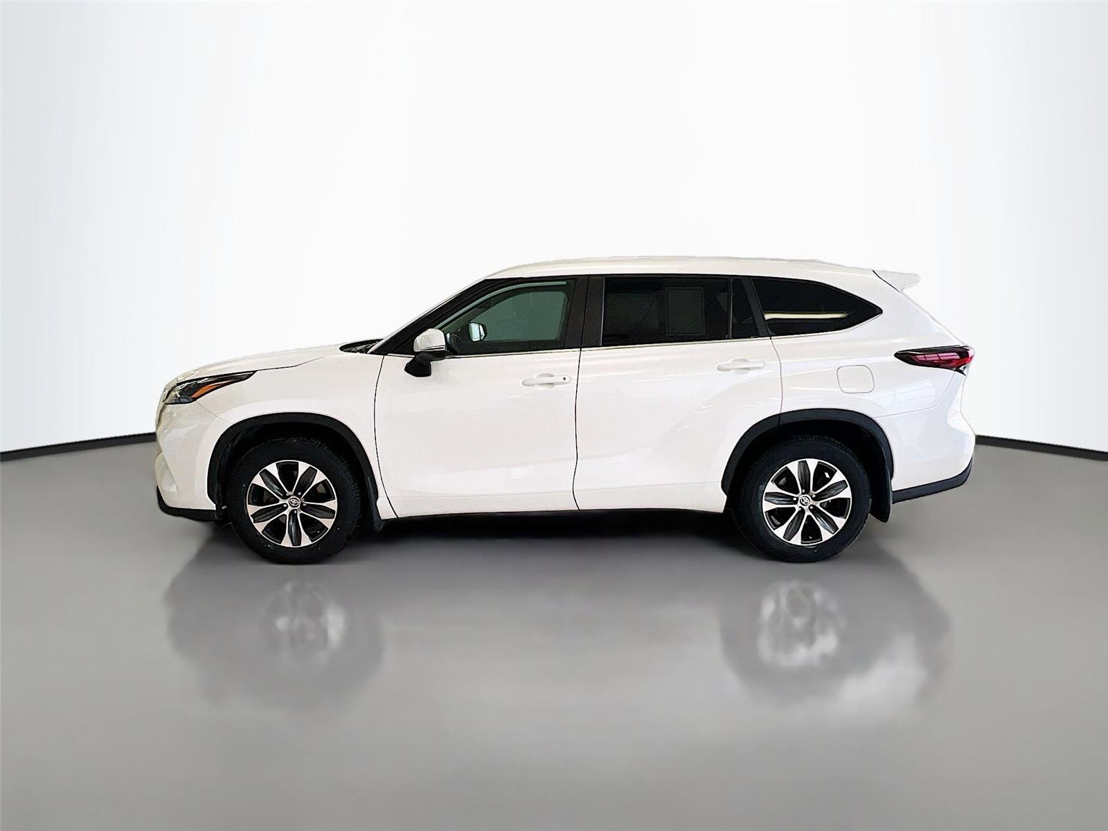 Used 2024 Toyota Highlander XLE image 3