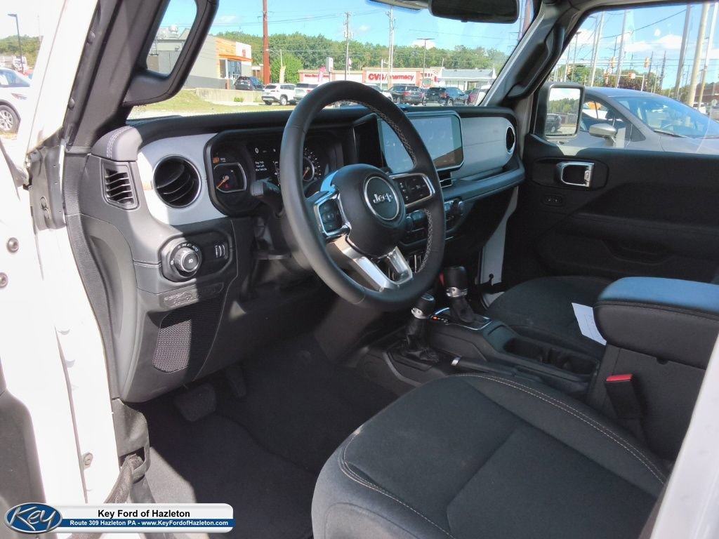 Used 2025 Jeep Wrangler Unlimited Sahara AWD/4WD image 21