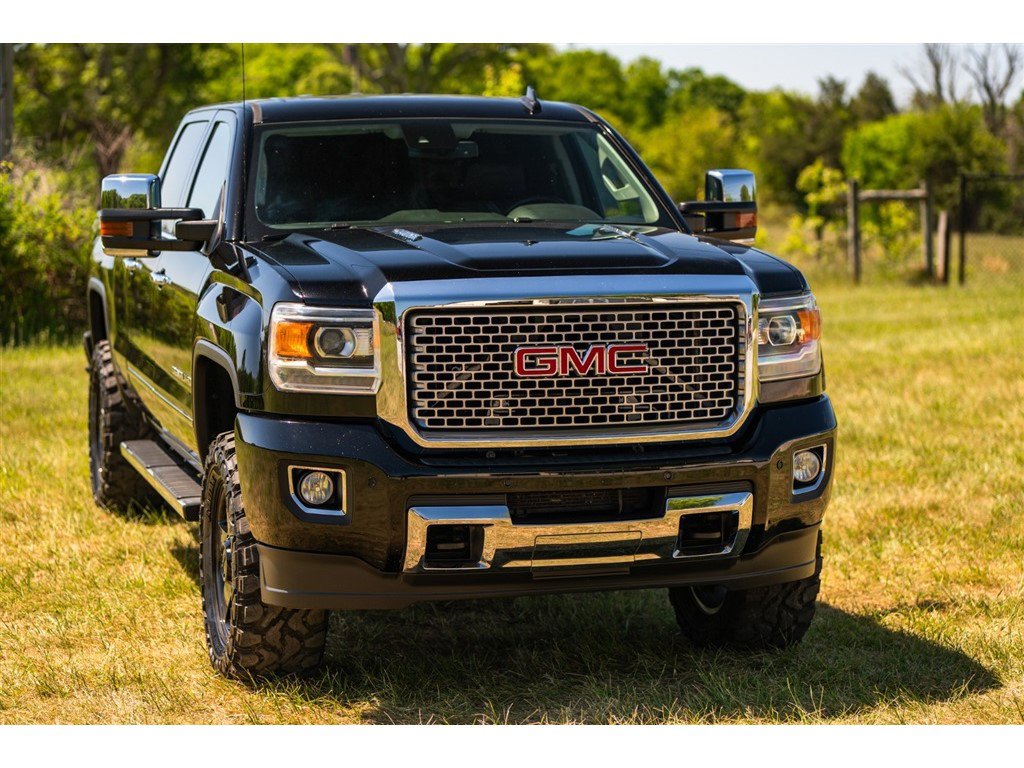 Used 2015 GMC Sierra 2500 Denali w/ Duramax Plus Package AWD/4WD image 10