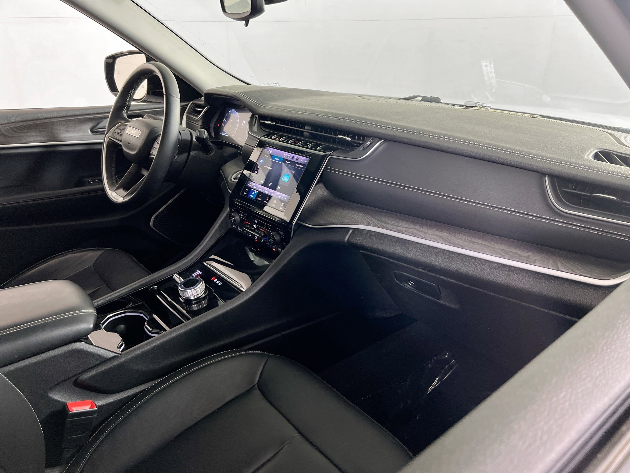 Used 2022 Jeep Grand Cherokee Limited image 25