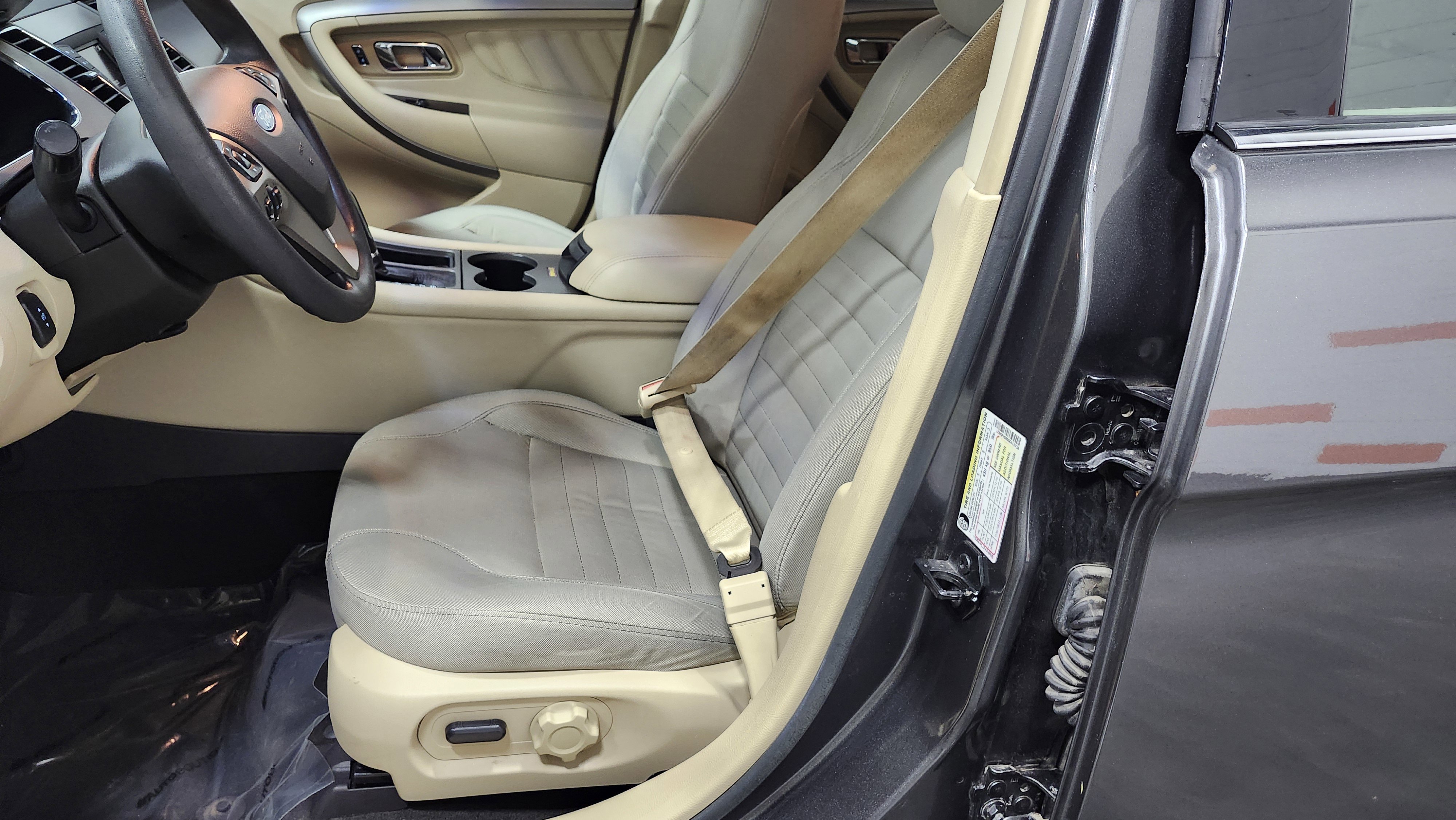 Used 2016 Ford Taurus SE image 19