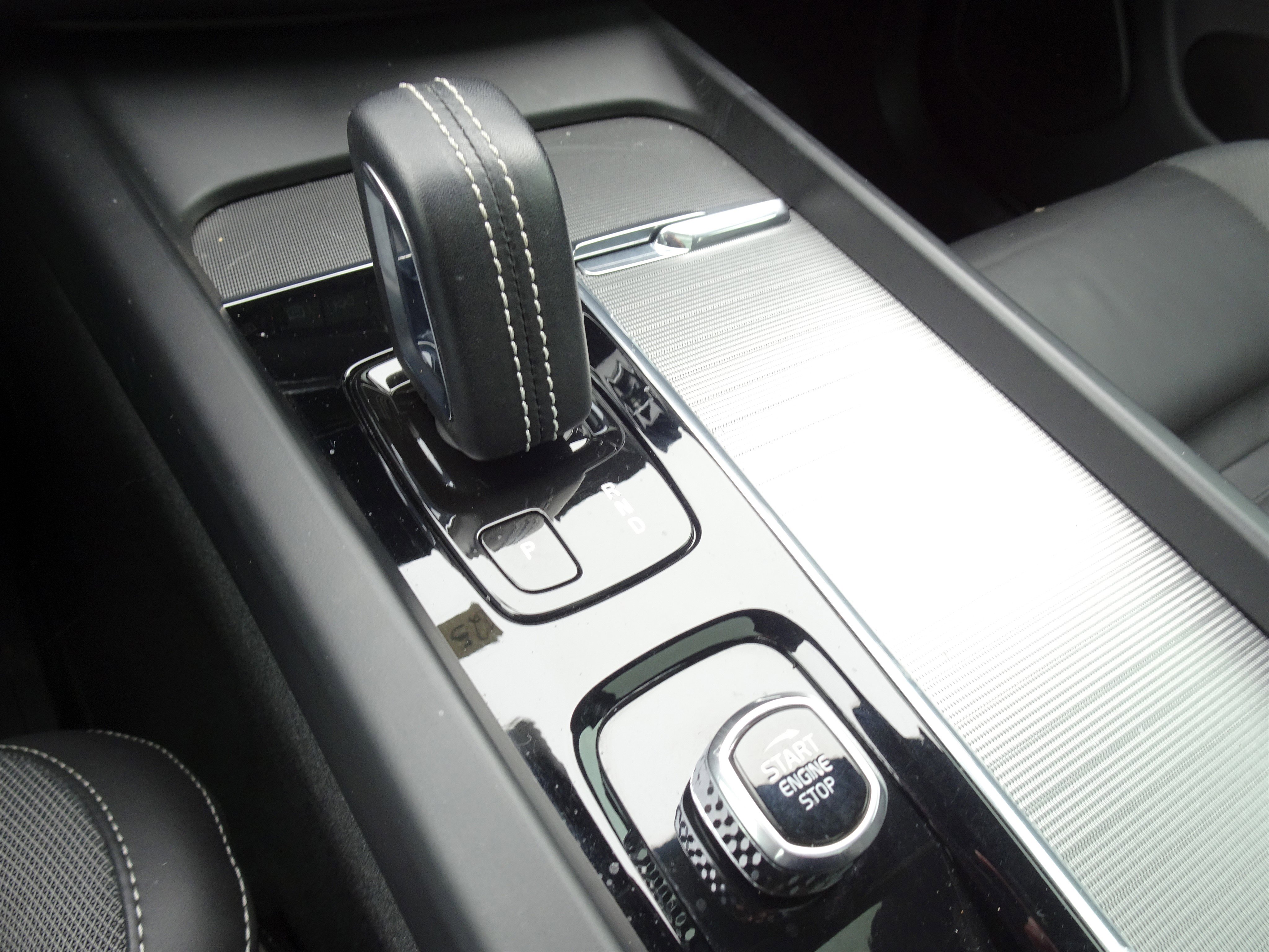 Used 2022 Volvo XC60 B6 R-Design w/ Advanced Package image 28