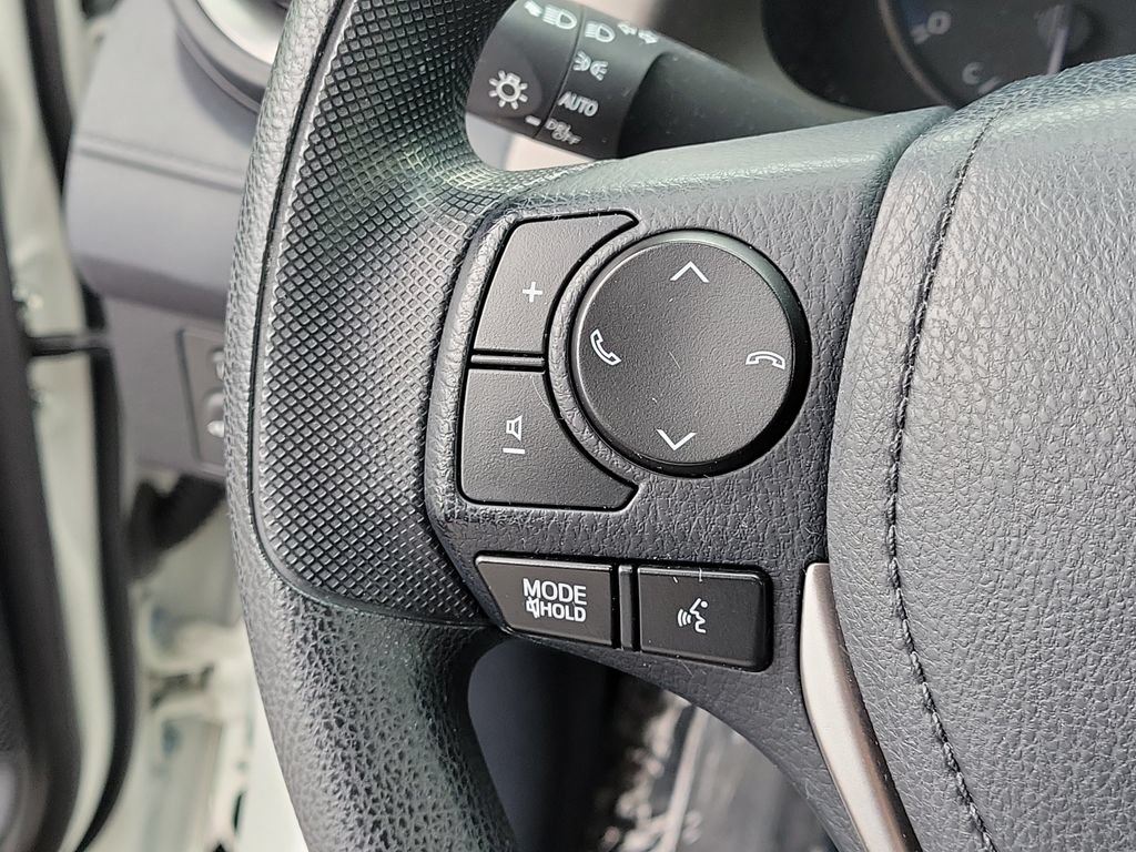 Used 2018 Toyota RAV4 LE FWD image 27