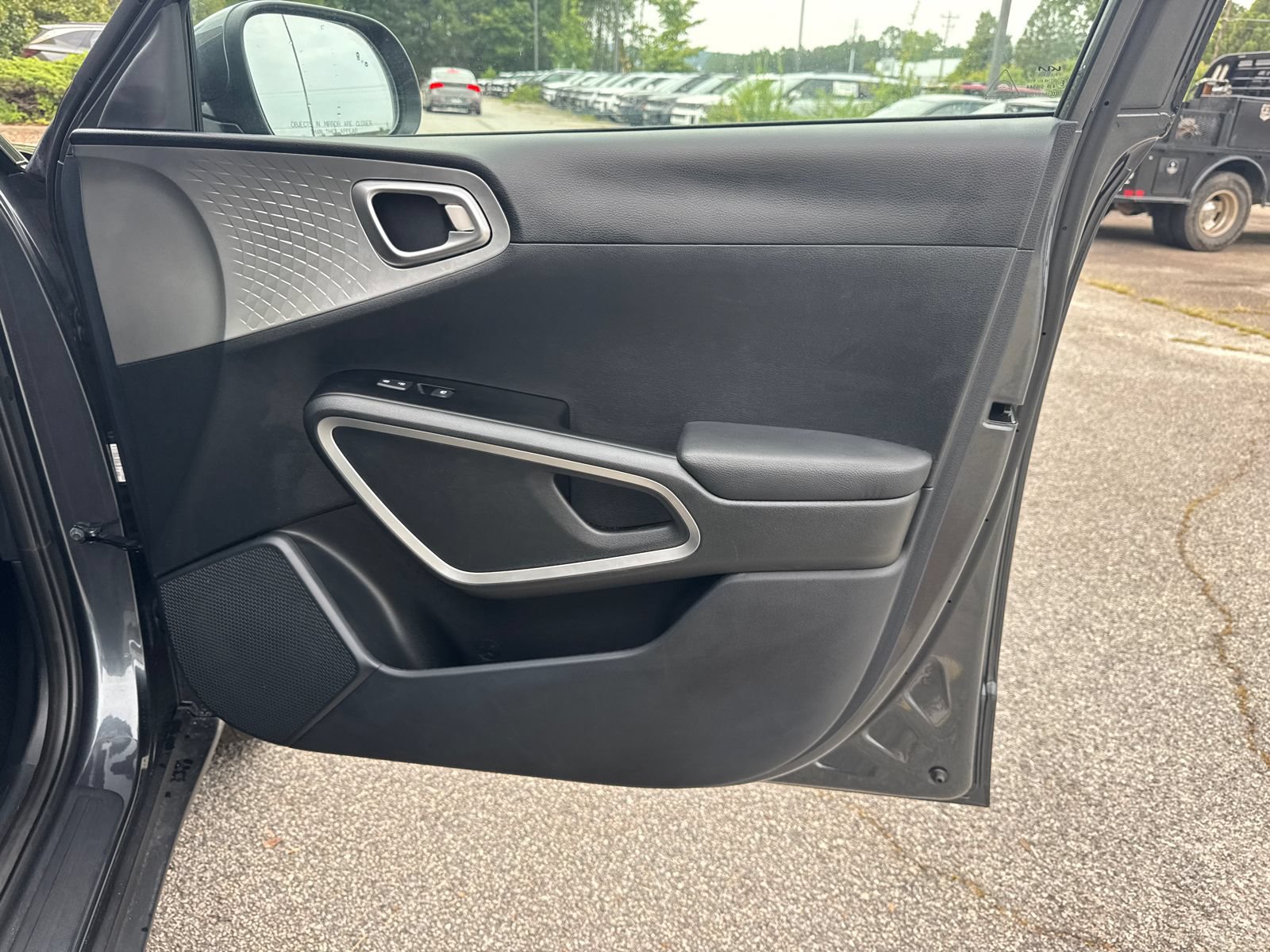 Used 2025 Kia Soul LX w/ LX Technology Package FWD image 14