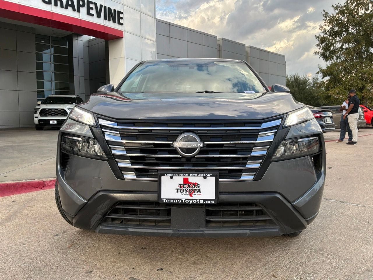 Used 2025 Nissan Rogue SV FWD image 3