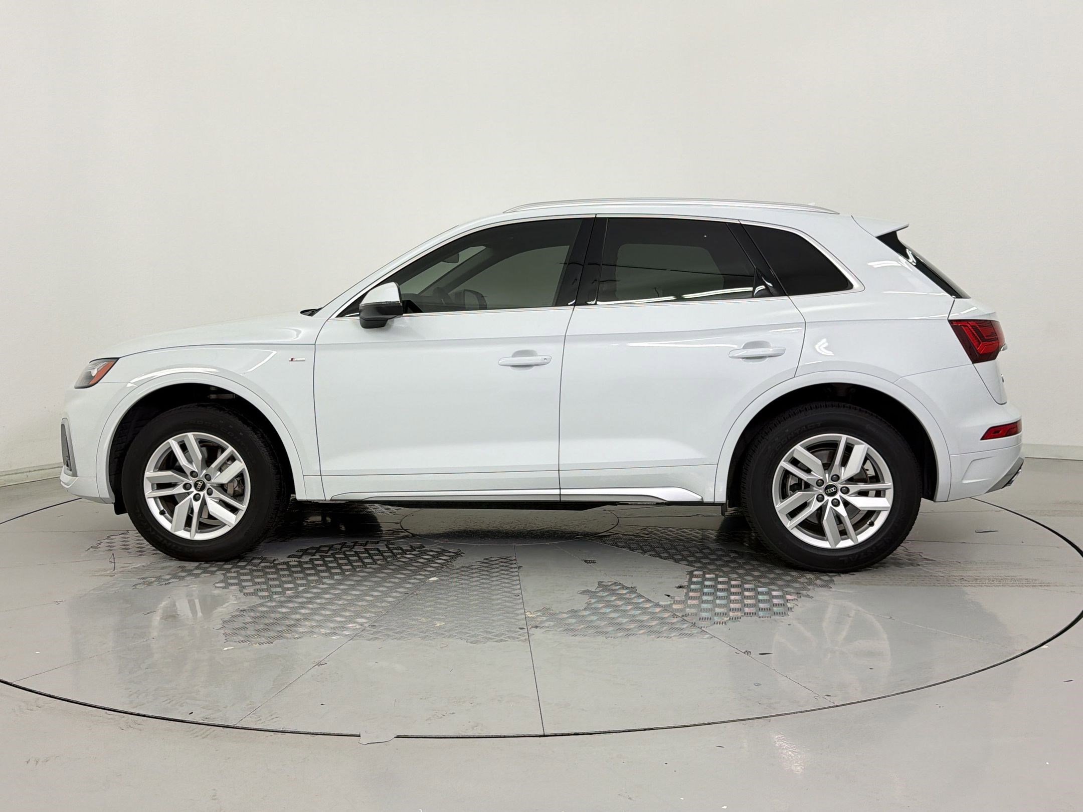 Used 2023 Audi Q5 2.0T Premium w/ Convenience Package AWD/4WD image 2