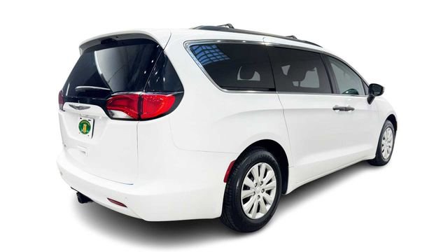 Used 2022 Chrysler Voyager LX image 5