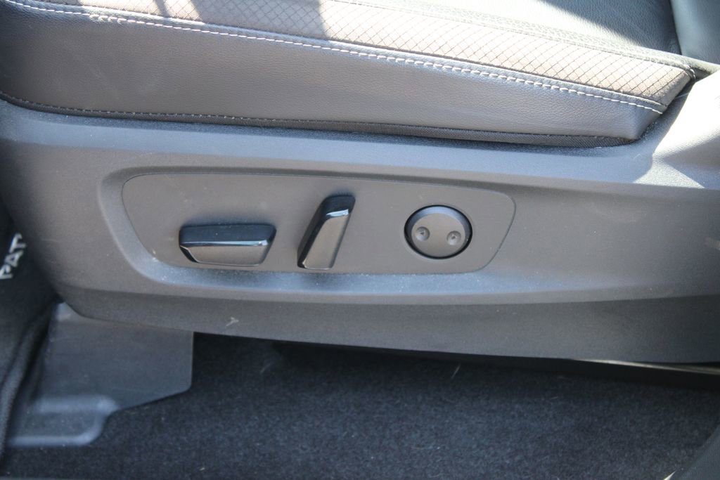 Used 2025 Nissan Pathfinder SL FWD image 19
