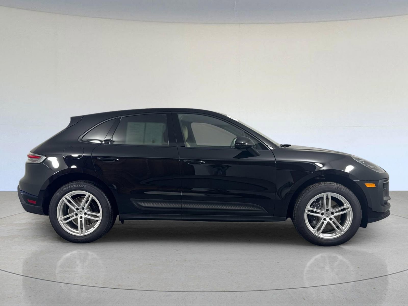 Certified 2025 Porsche Macan image 9