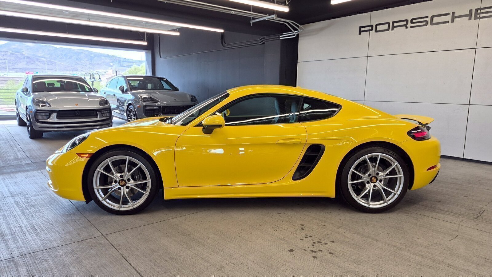 Certified 2019 Porsche 718 Cayman RWD image 2