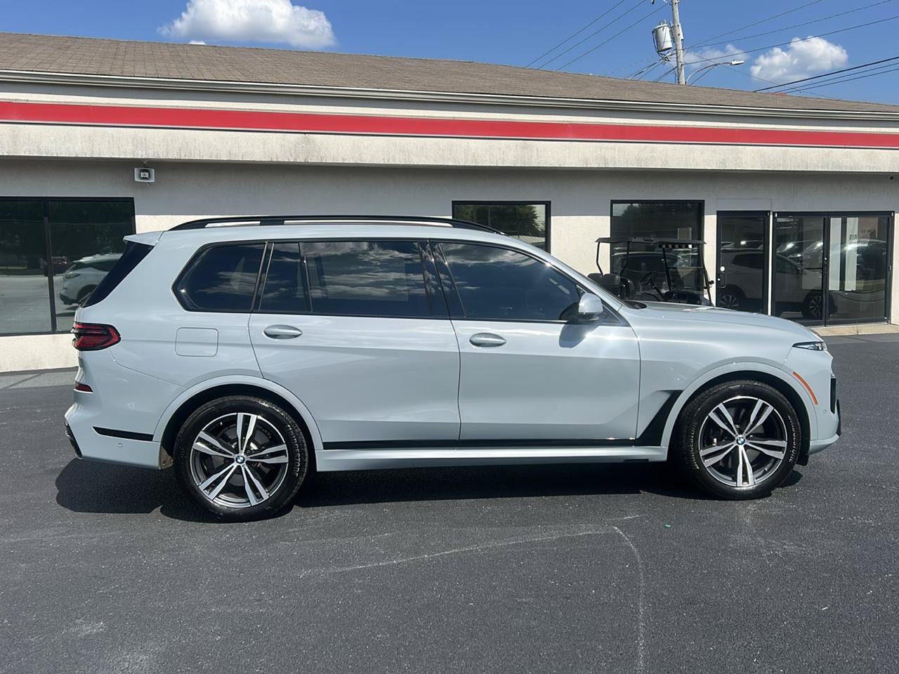 Used 2024 BMW X7 xDrive40i w/ M Sport Package AWD/4WD image 4