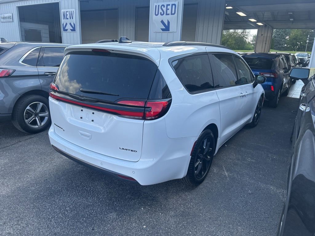 Used 2025 Chrysler Pacifica Limited FWD image 6