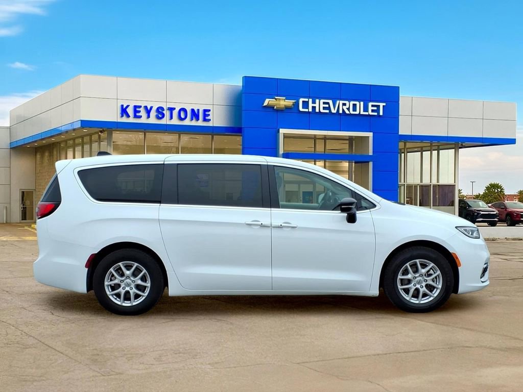 Used 2024 Chrysler Pacifica Touring-L FWD image 8