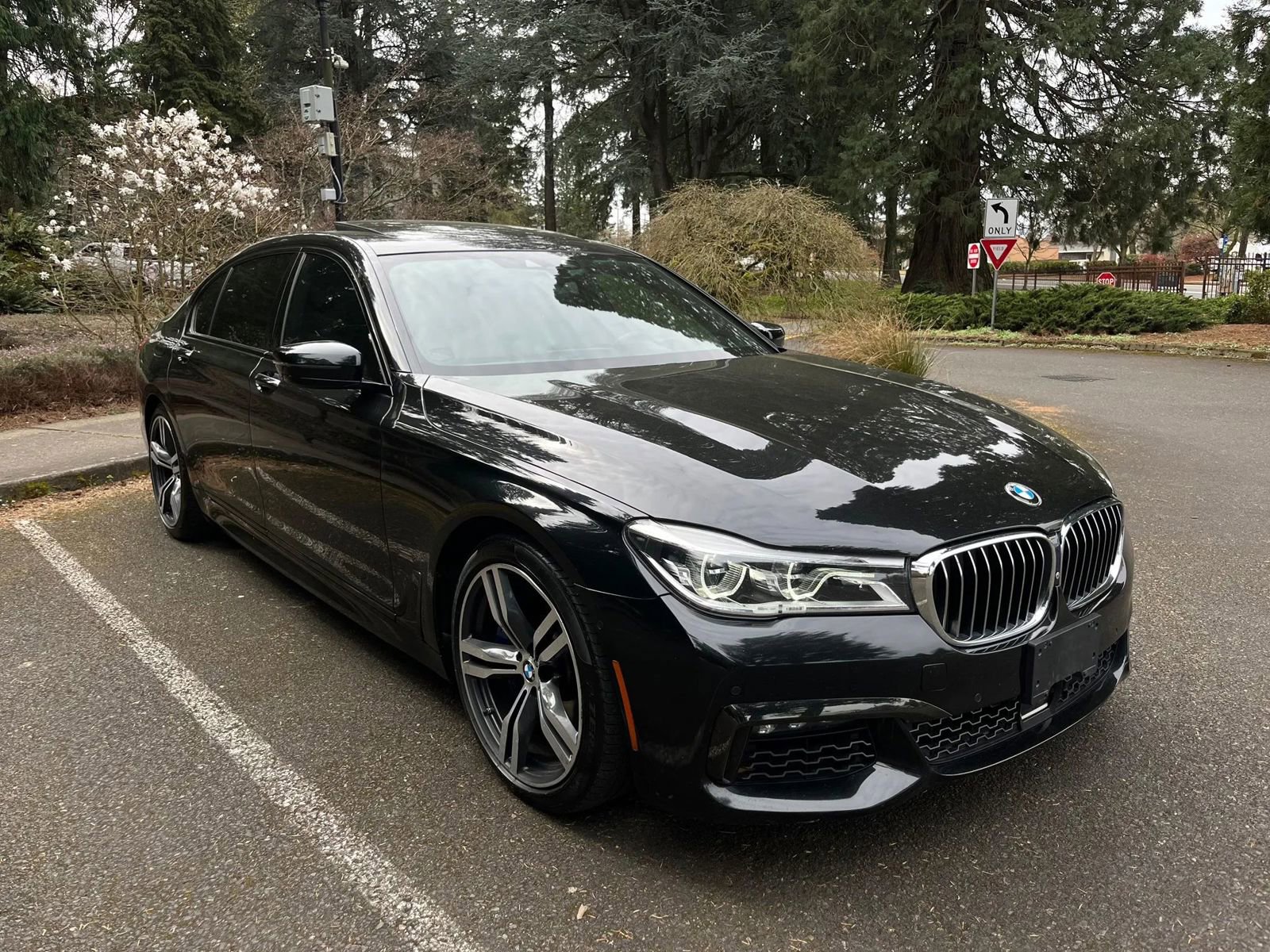 Used 2019 BMW 750i w/ Executive Package RWD image 2