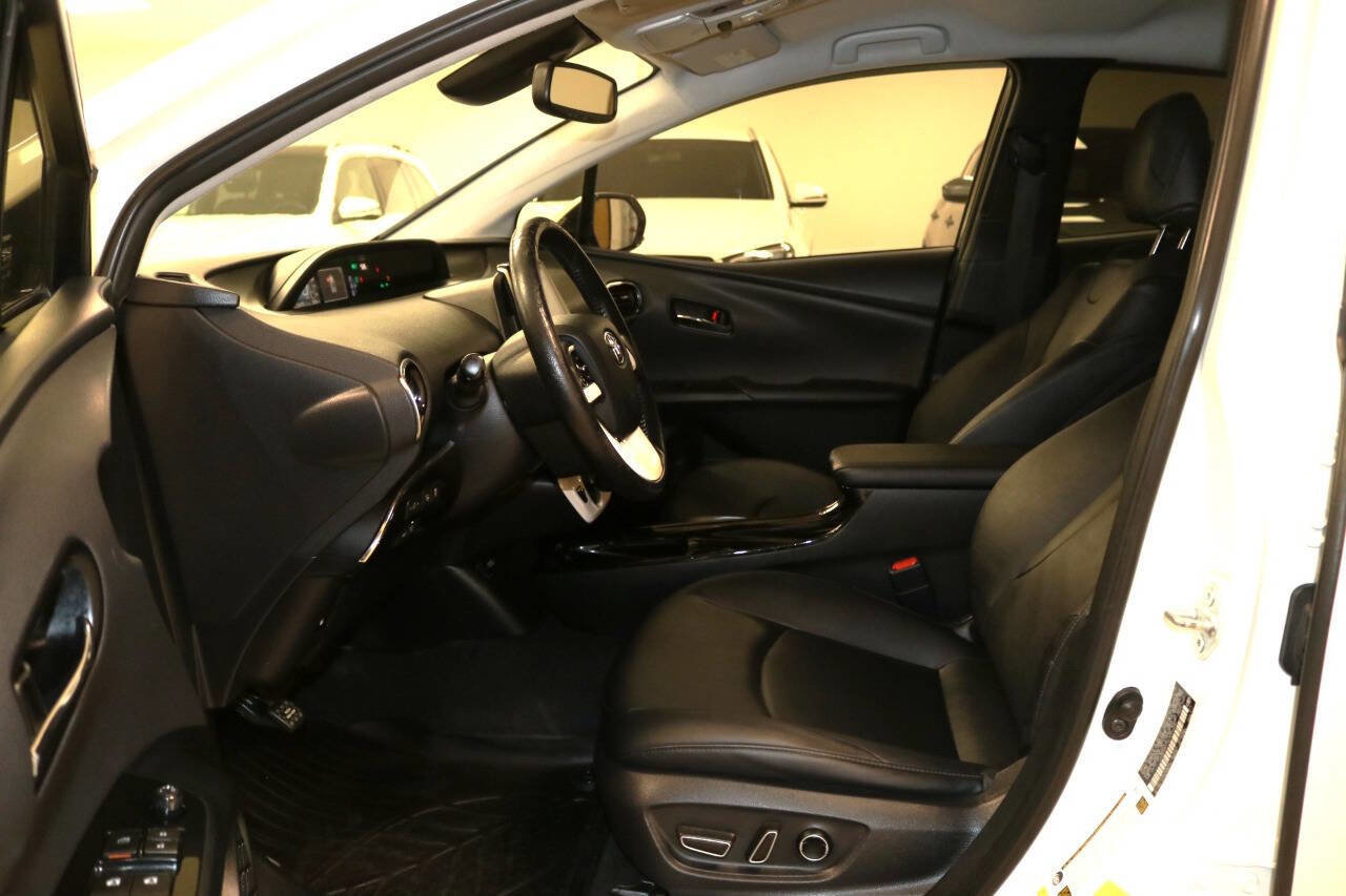 Used 2017 Toyota Prius Prime Advanced image 12