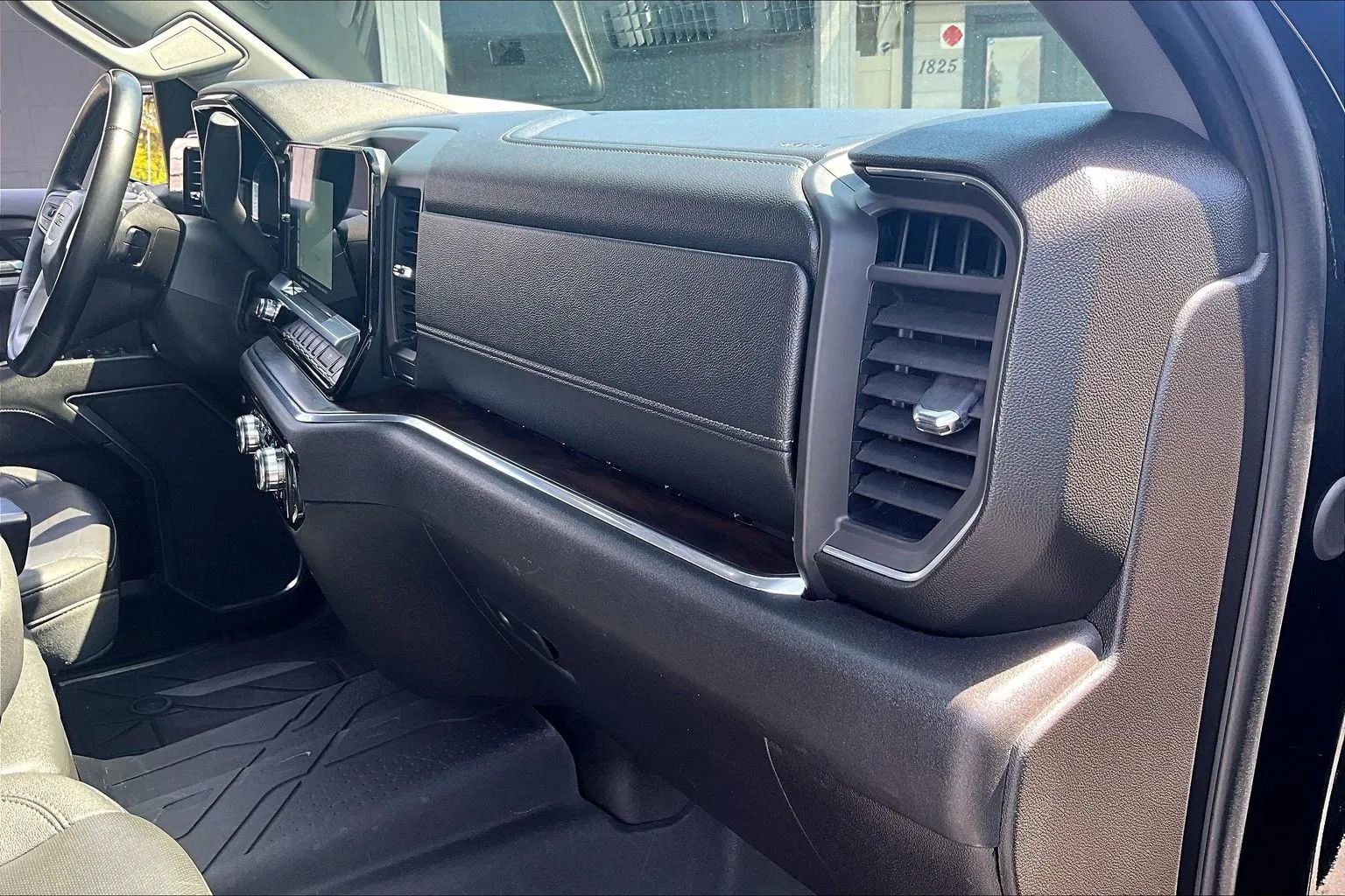 Used 2024 GMC Sierra 1500 SLT image 16