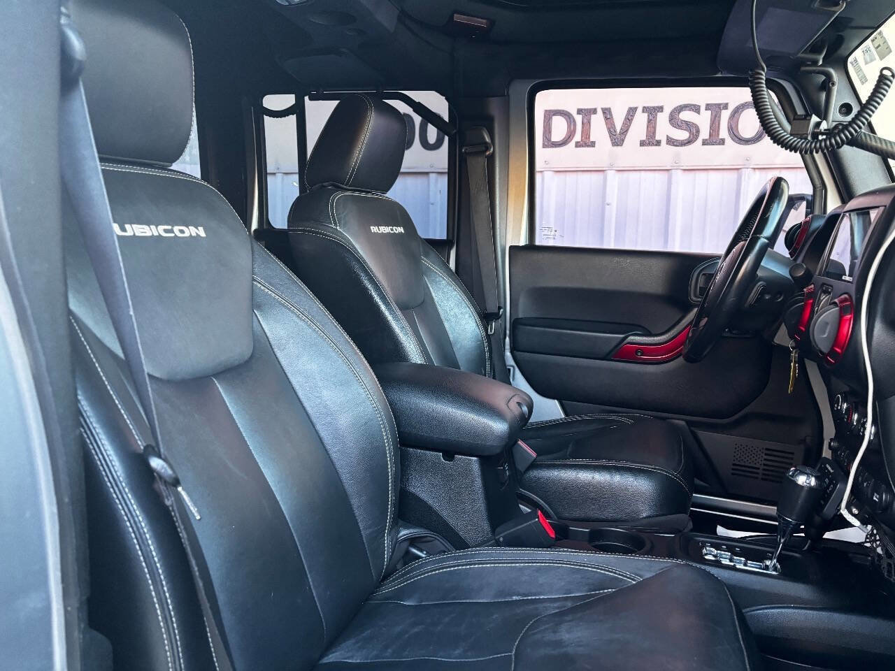 Used 2015 Jeep Wrangler Unlimited Rubicon w/ Connectivity Group AWD/4WD image 18