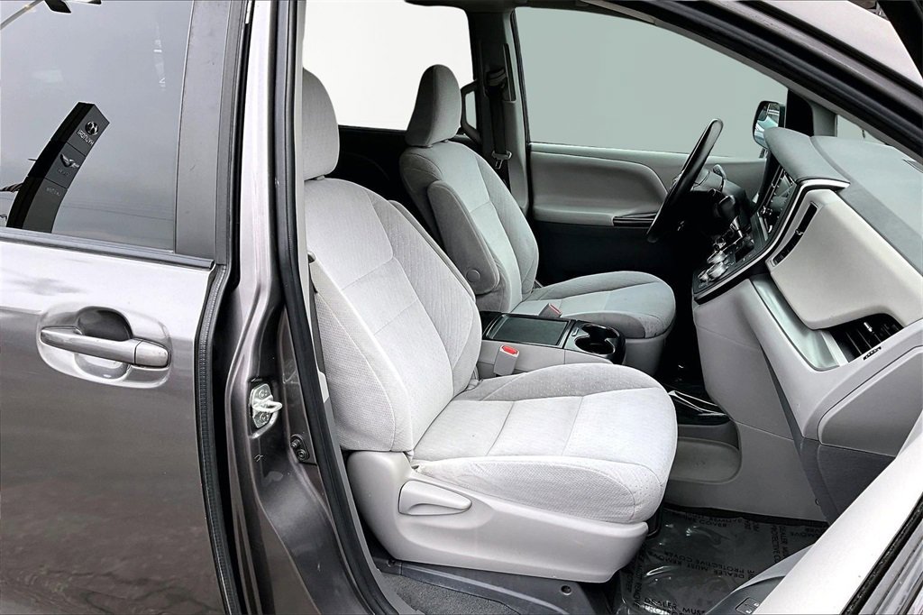 Used 2020 Toyota Sienna LE image 7