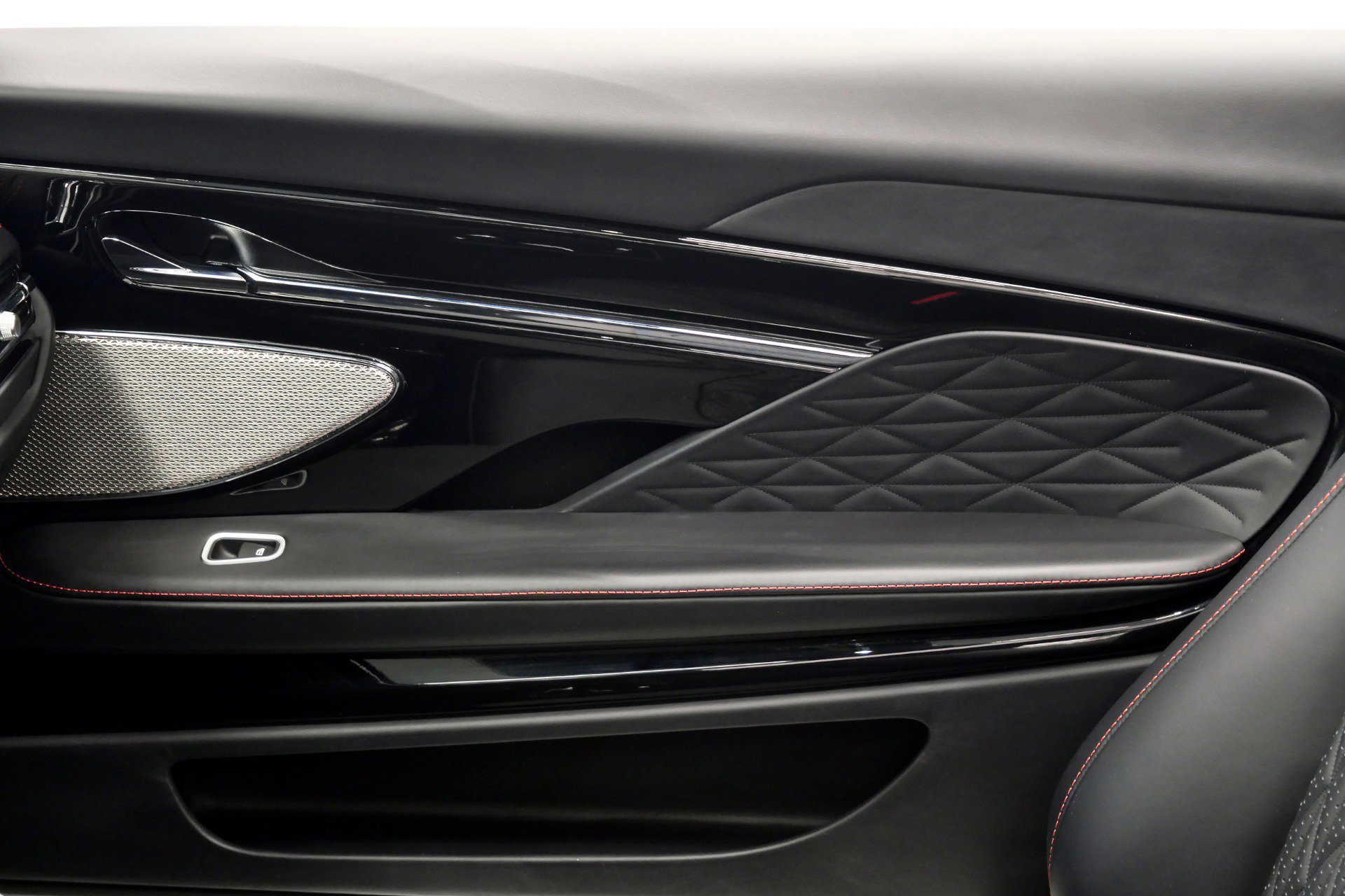 Used 2025 Aston Martin DB12 Convertible RWD image 29