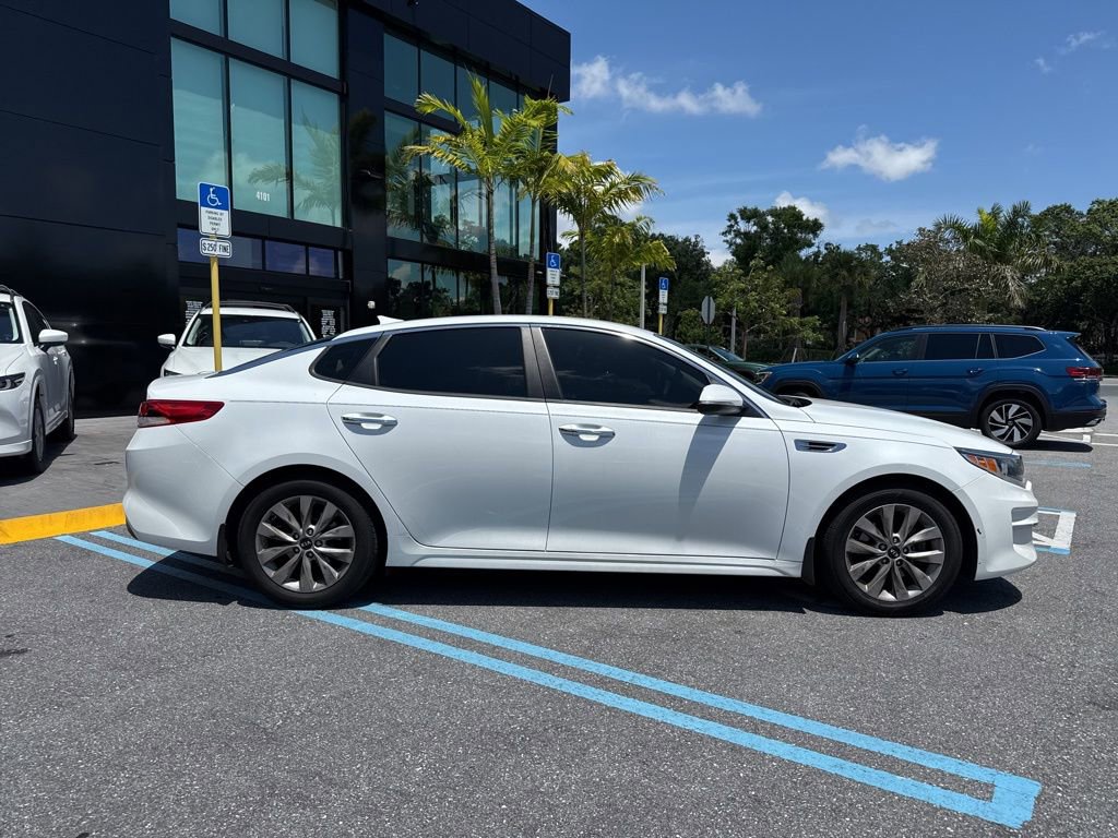 Used 2018 Kia Optima LX w/ 17" Alloy Wheels Package FWD image 3
