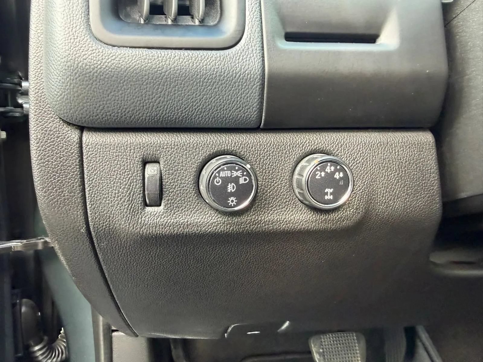 Used 2015 Chevrolet Colorado Z71 AWD/4WD image 16