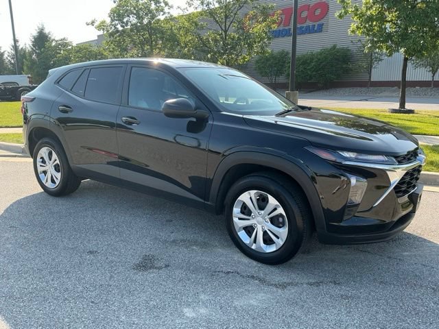 Used 2025 Chevrolet Trax LS w/ Driver Confidence Package FWD image 2